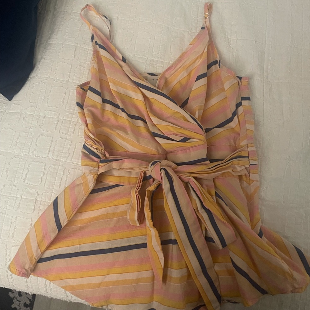 Multicolored v neck top with tie detail